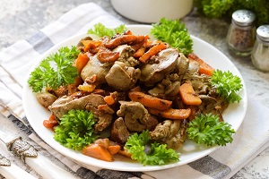 Куриная печень с сельдереем