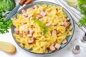 Макароны с колбасой на сковороде