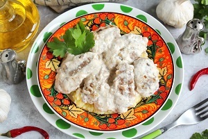 Печень куриная жаренная со сметаной