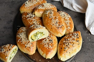 Пирожки с зеленым луком и яйцом в духовке