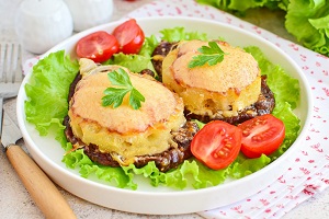 Телятина в духовке с ананасами