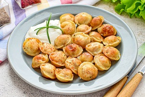 Замороженные пельмени на сковороде