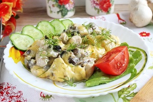 Жульен с курицей и грибами на сковороде