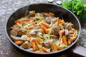 Говядина на сковороде с морковью и луком
