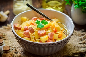Капуста тушеная с сосисками и картошкой