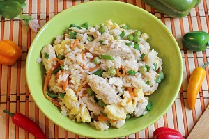 Китайский жареный рис с курицей
