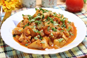 Курица с баклажанами и помидорами на сковороде