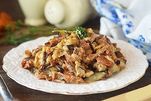 Лисички с баклажанами жареные