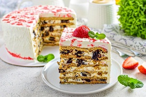 Медовик с черносливом и грецкими орехами