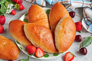 Пирожки с вишней и клубникой