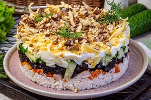 Салат с копченой курицей черносливом и грецкими орехами