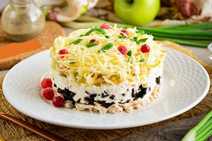 Салат Сказка с черносливом