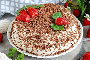 Торт из зефира с клубникой без выпечки