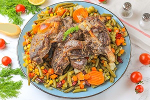 Баранья нога в духовке с овощами