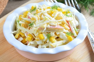 Гавайский салат с крабовыми палочками