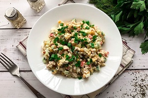 Крабовый салат с куриной грудкой