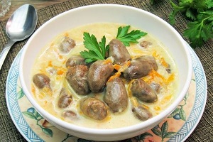 Куриные сердечки в мультиварке в сливках