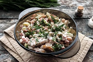 Салат из консервированной фасоли и колбасы