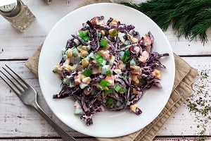 Салат из краснокочанной капусты с крабовыми палочками