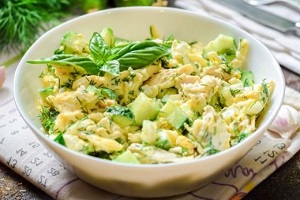 Салат из курицы и сыра