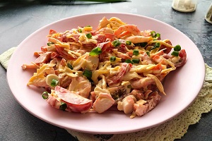 Салат Красное море с креветками и крабовыми палочками