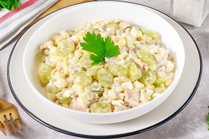 Салат с индейкой и виноградом