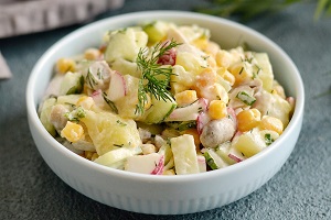 Салат с кукурузой грибами и огурцами