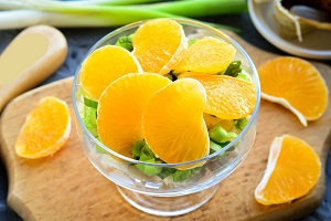 Салат с курицей и бананом
