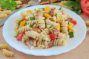 Салат с курицей и макаронами