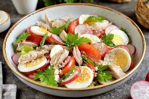 Салат с курицей и редиской