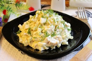 Салат с пекинской капустой курицей и ананасом