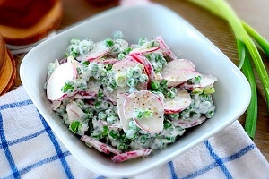 Салат с редисом и зеленым горошком