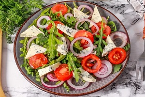 Салат с сыром Дор блю и рукколой
