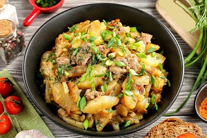 Жареная картошка с тушенкой на сковороде