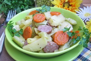 Картофель с колбасками в духовке