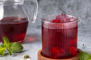 Компот из вишни с кардамоном