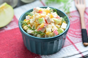Крабовый салат с яблоками и кукурузой