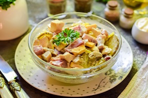 Салат Людмила с ветчиной и грибами