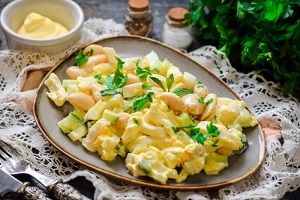 Салат с кальмарами и фасолью