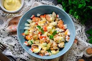 Салат с крабовыми палочками и мойвой