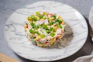 Салат с крабовыми палочками кукурузой и сыром