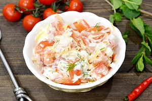 Салат с крабовыми палочками помидорами и сыром