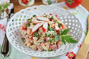 Салат с перепелиными яйцами и крабовыми палочками