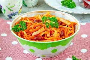 Салат с ветчиной фасолью и корейской морковью