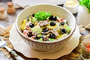 Салат с ветчиной и маслинами
