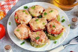 Кабачки в духовке с помидорами фаршем и сыром кружочками