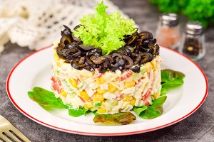 Крабовый салат с сыром и маслинами