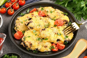 Курица с черносливом в духовке