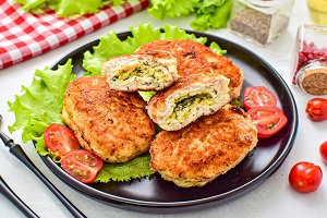 Куриные котлеты с начинкой из сыра и зелени
