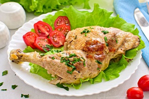 Куриные окорочка в сметанном соусе в мультиварке